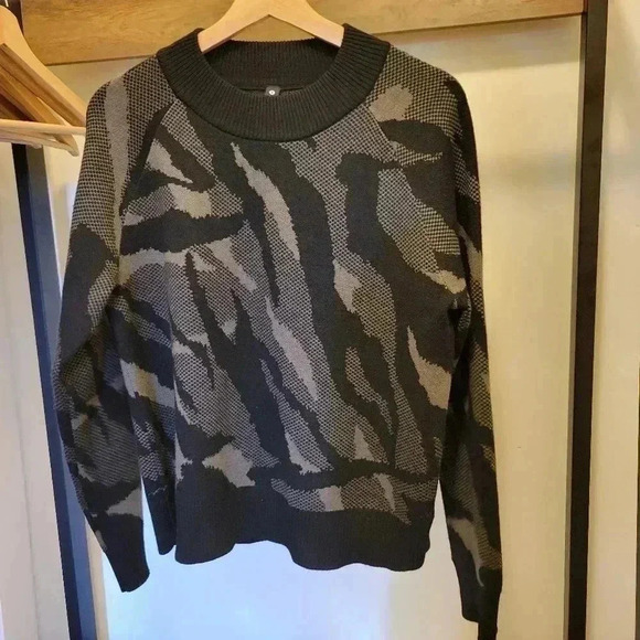 Athleta Jacquard Crew Sweater Size S Black Grey Camo Pattern - Picture 3 of 7
